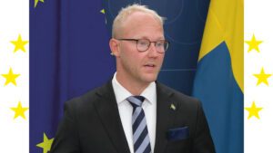 Stillbild från presskonferensen. Ludvig Aspling (SD) tycker att den som är långtidsarbetslös skulle kunna få information om att det finns ett alternativ.